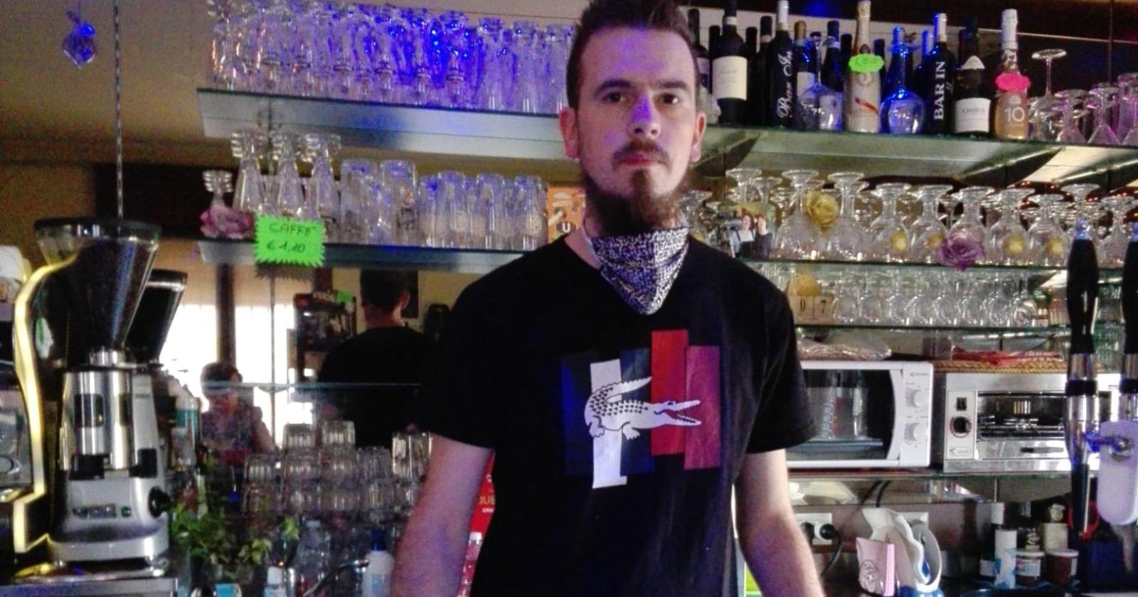Rivolta al bar, “ridateci le carte”