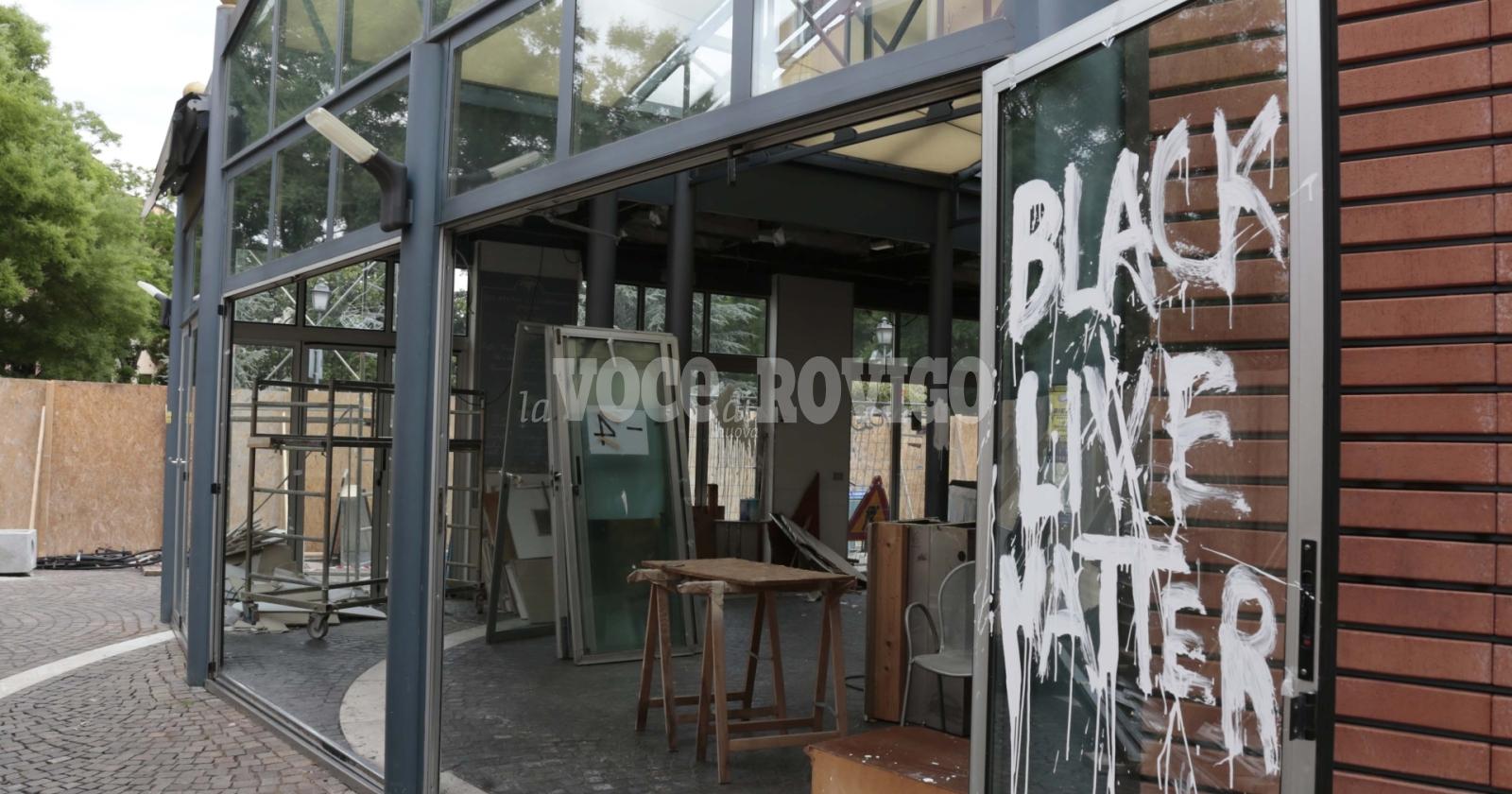 Caccia ai vandali-razzisti del chiosco