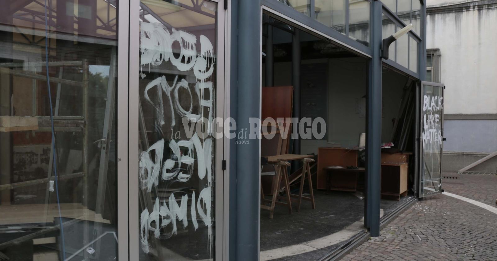 Sfregiano il chiosco con scritte contro Floyd: caccia ai vandali