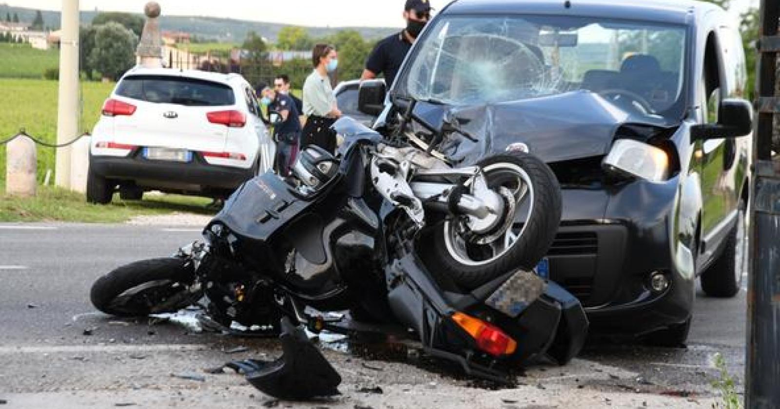 Schianto con un'auto: muore motociclista