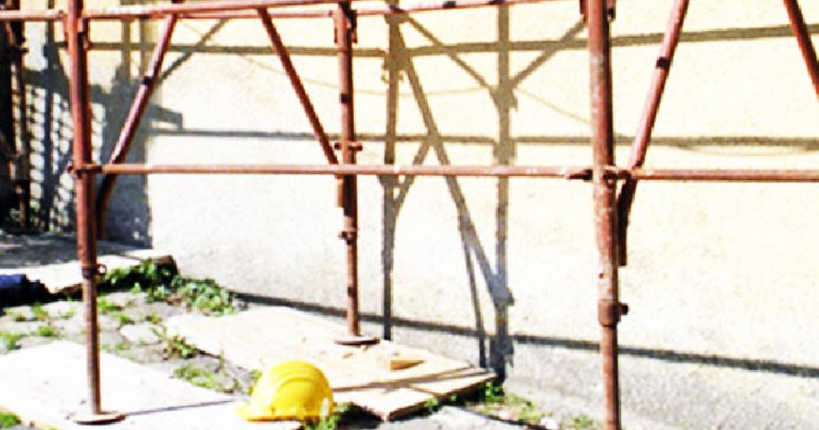 Settantenne cade da un'impalcatura di tre metri