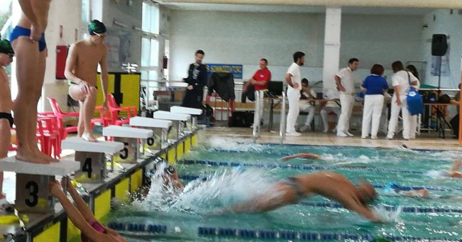 Minore molestato in piscina, arriva la polizia