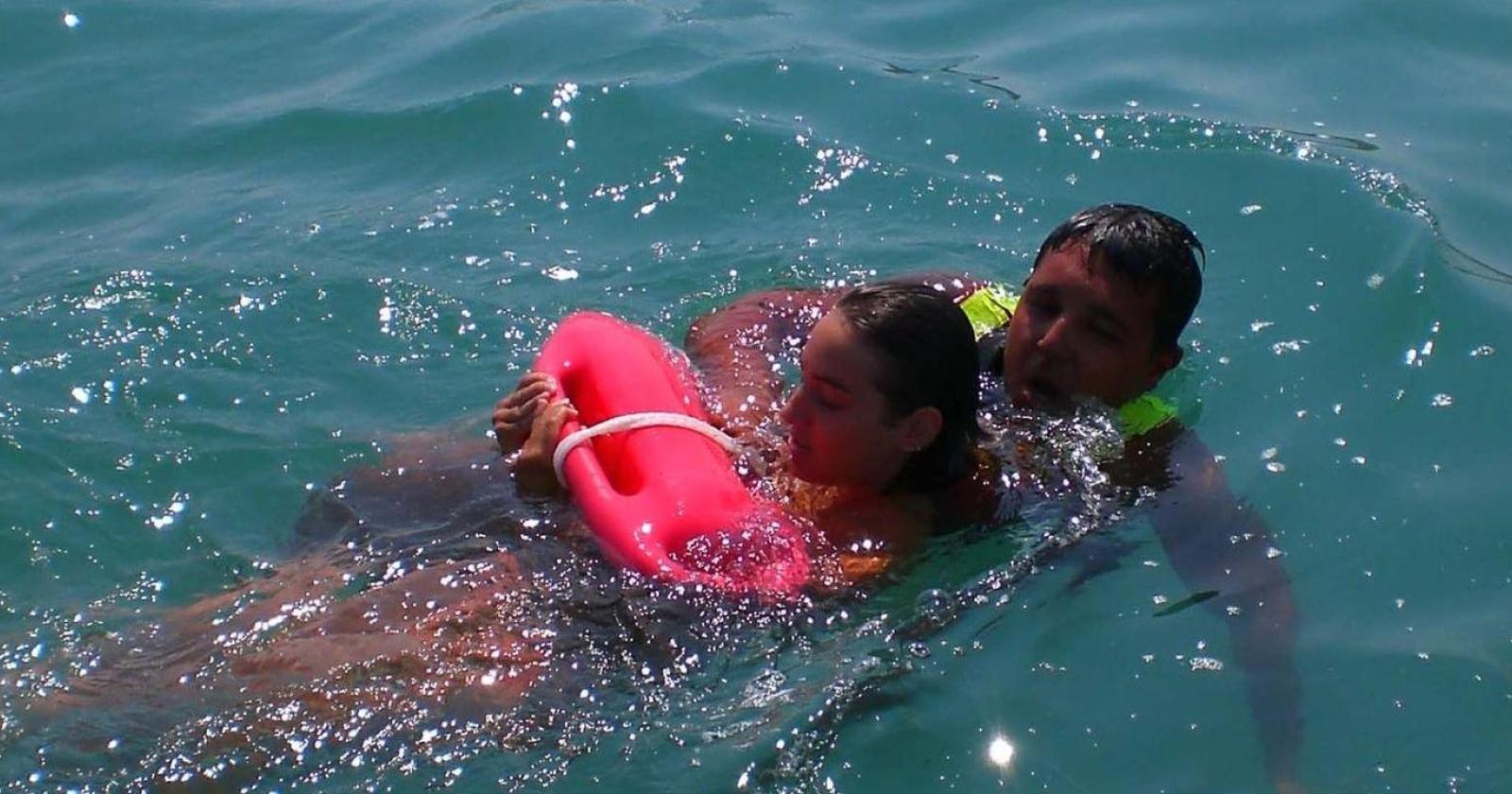 In balia delle onde, la salva il bagnino