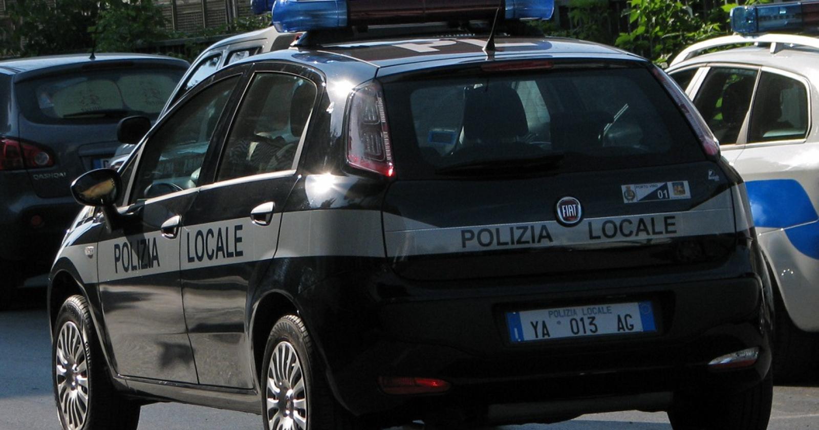 Sputa alla gente e strappa le mascherine