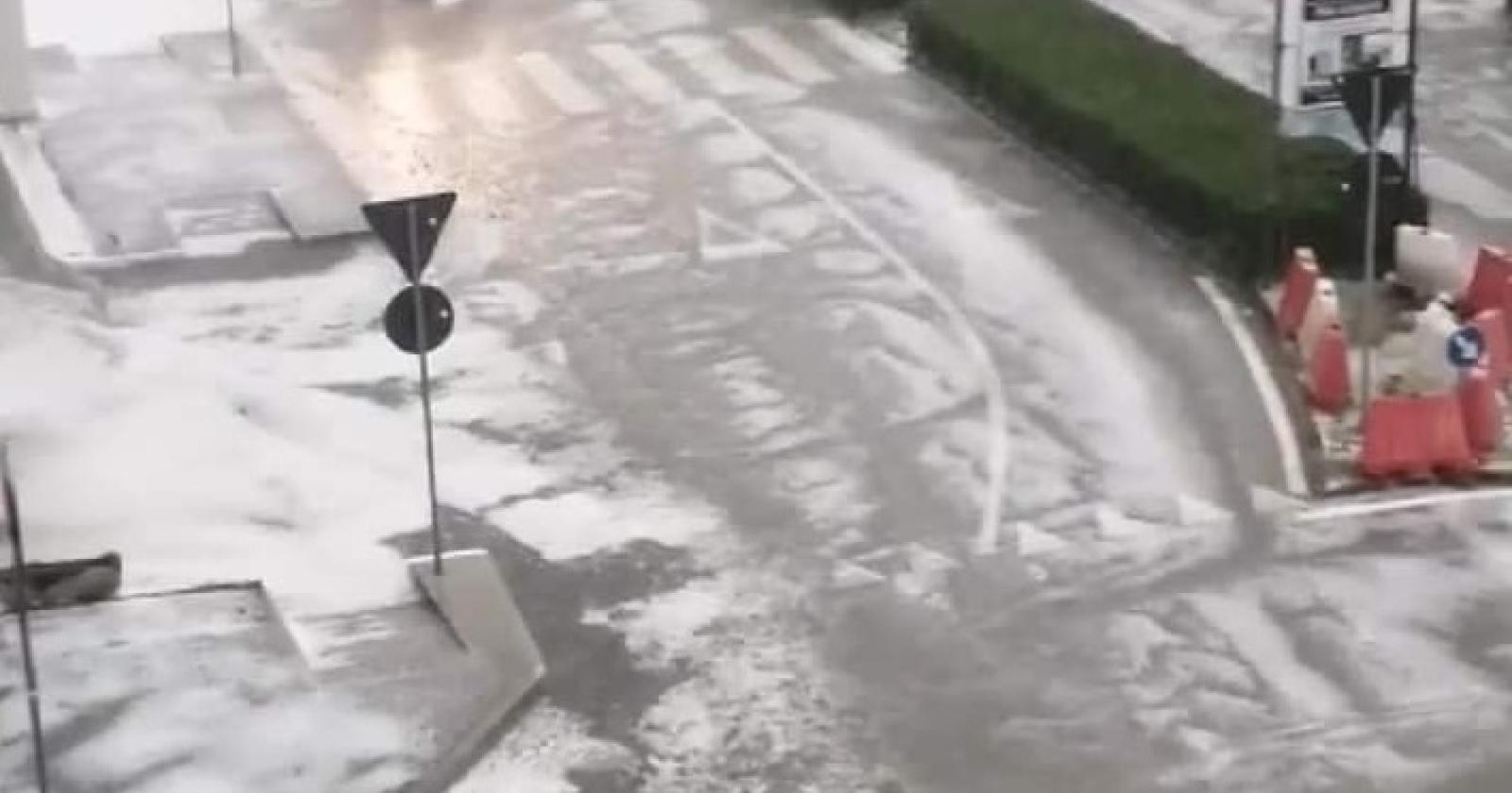 Straordinaria grandinata a Sottomarina: strade invase dai chicchi di ghiaccio