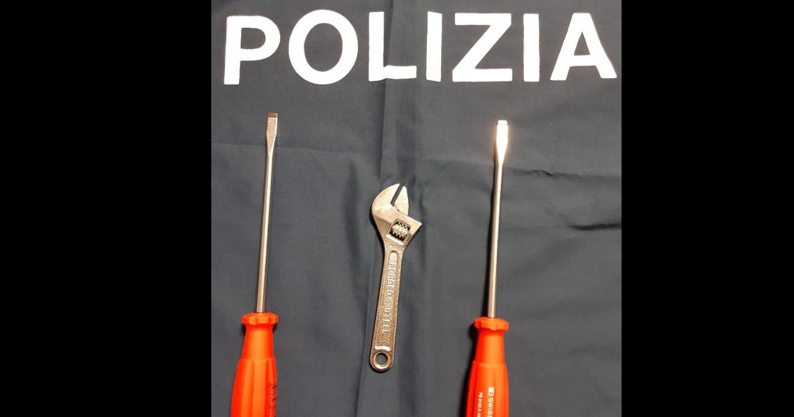 Giovanissime ladre rom armate di cacciaviti e chiavi inglesi beccate nell'androne del condominio