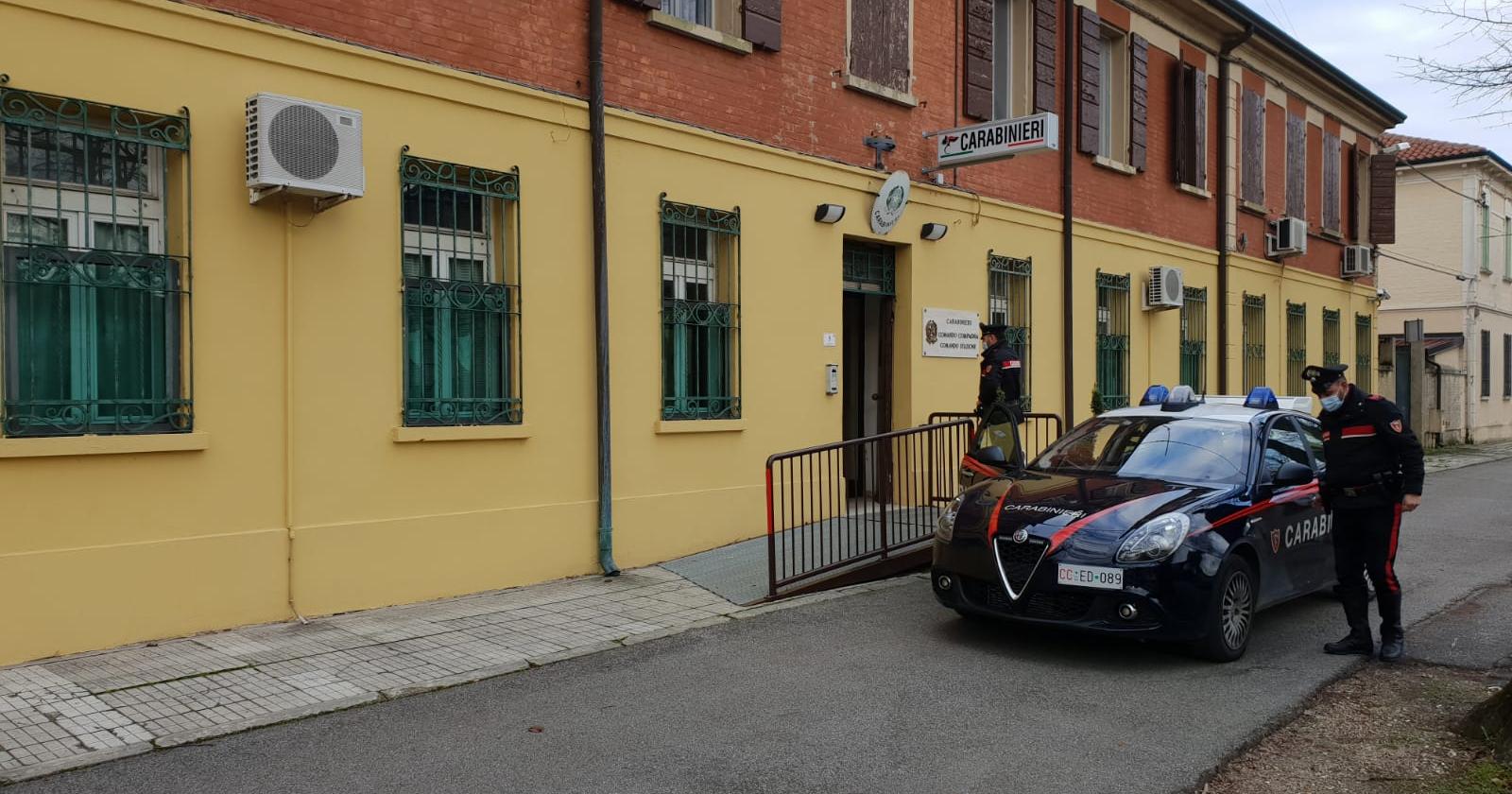 Beccato dai passanti mentre cercava di scassinare una porta, è già libero
