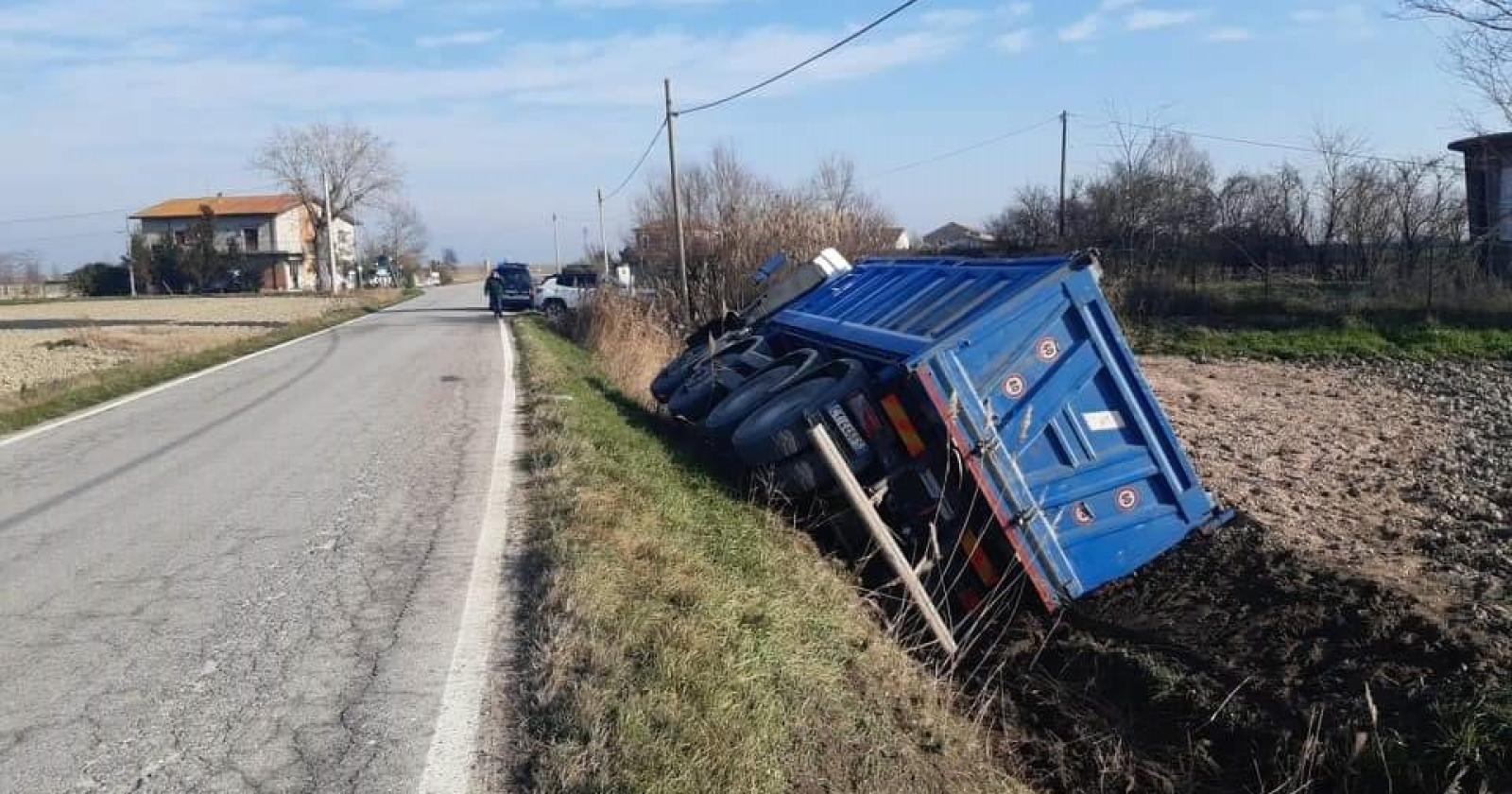 Camion finisce nel fossato: attenzione, strada chiusa!