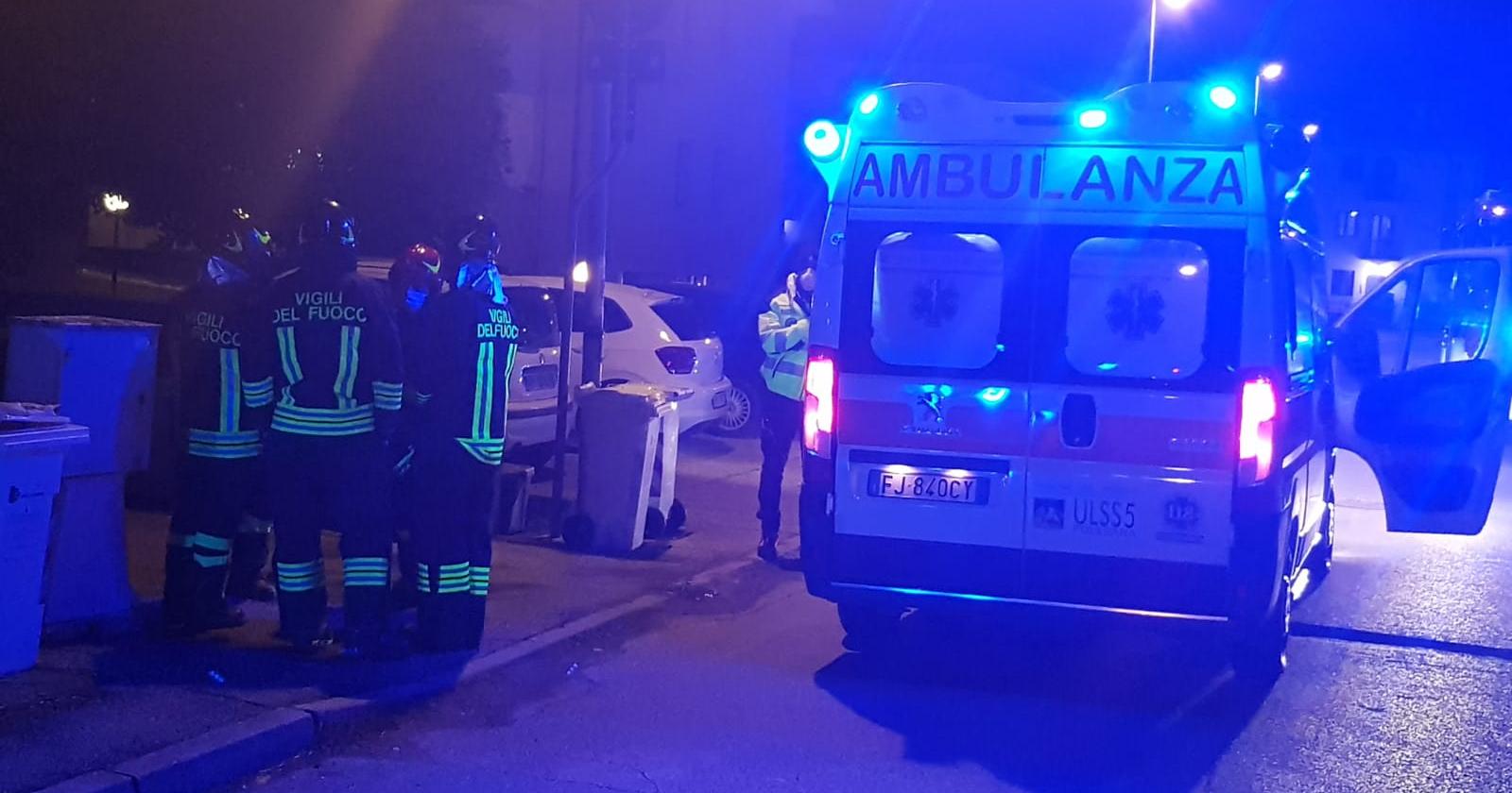 Muore a 80 anni scavalcando il cancello