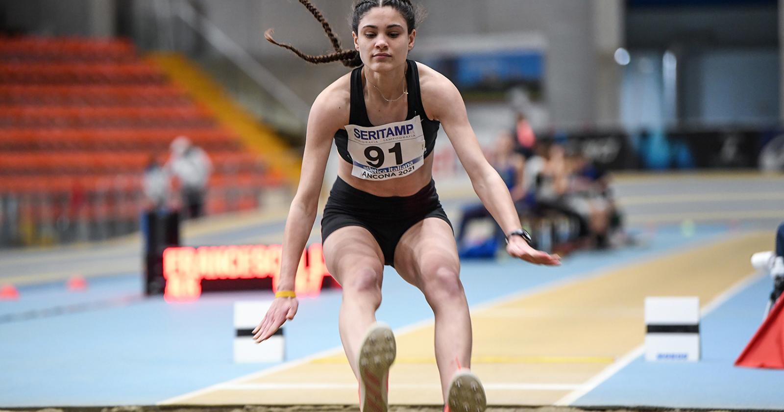 Laura salta sul podio tricolore. Complimenti!