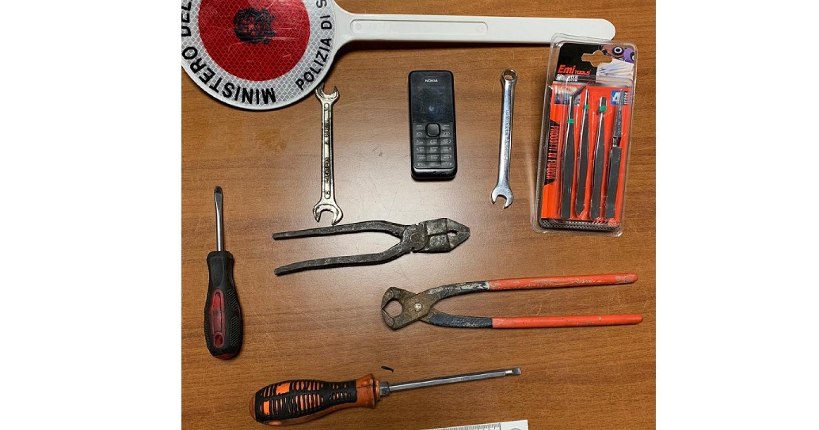 Banda di borseggiatrici nell’area commerciale derubano clienti e negozianti