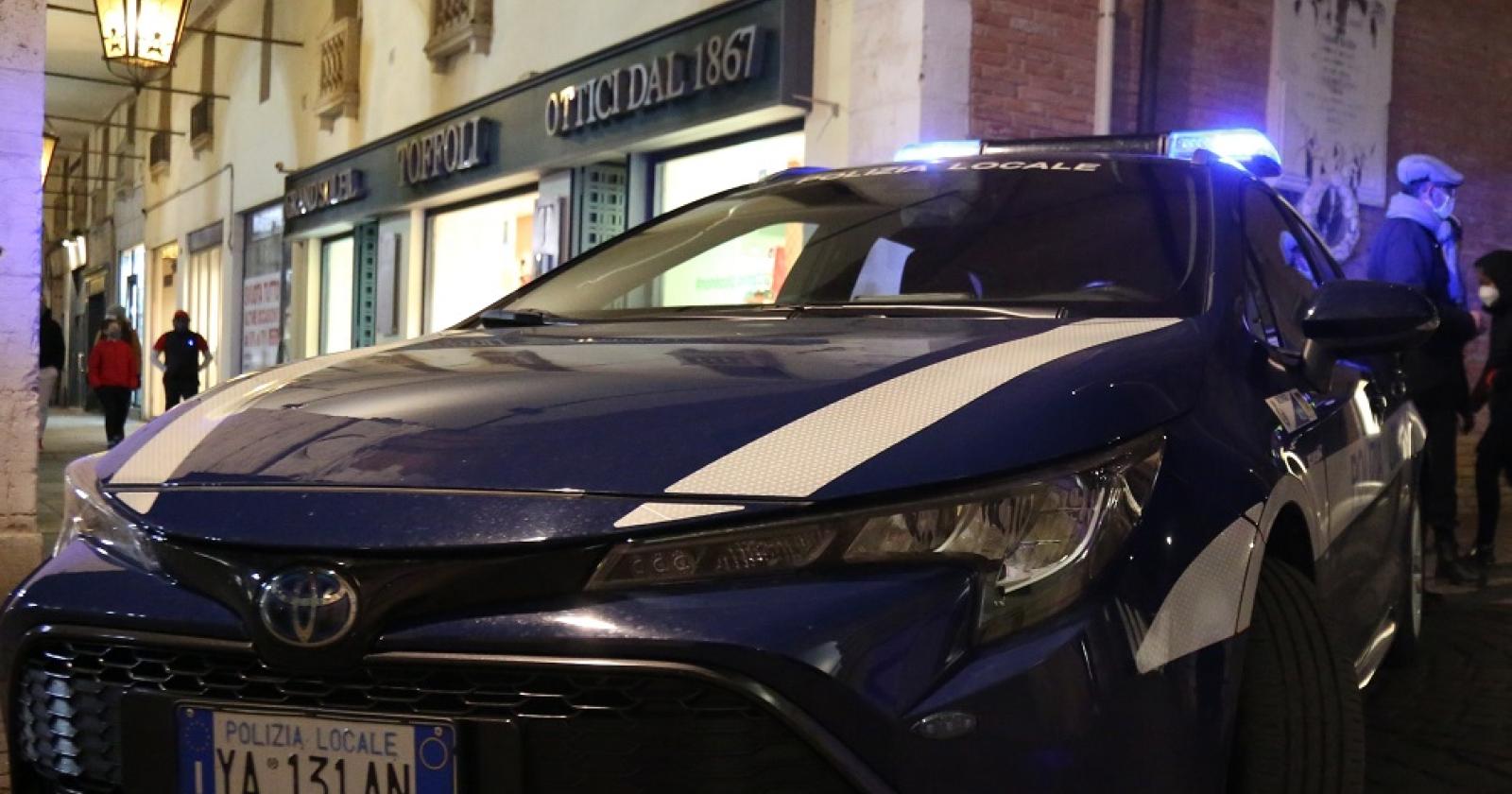 "Niente distanza di sicurezza", chiuso un bar della movida