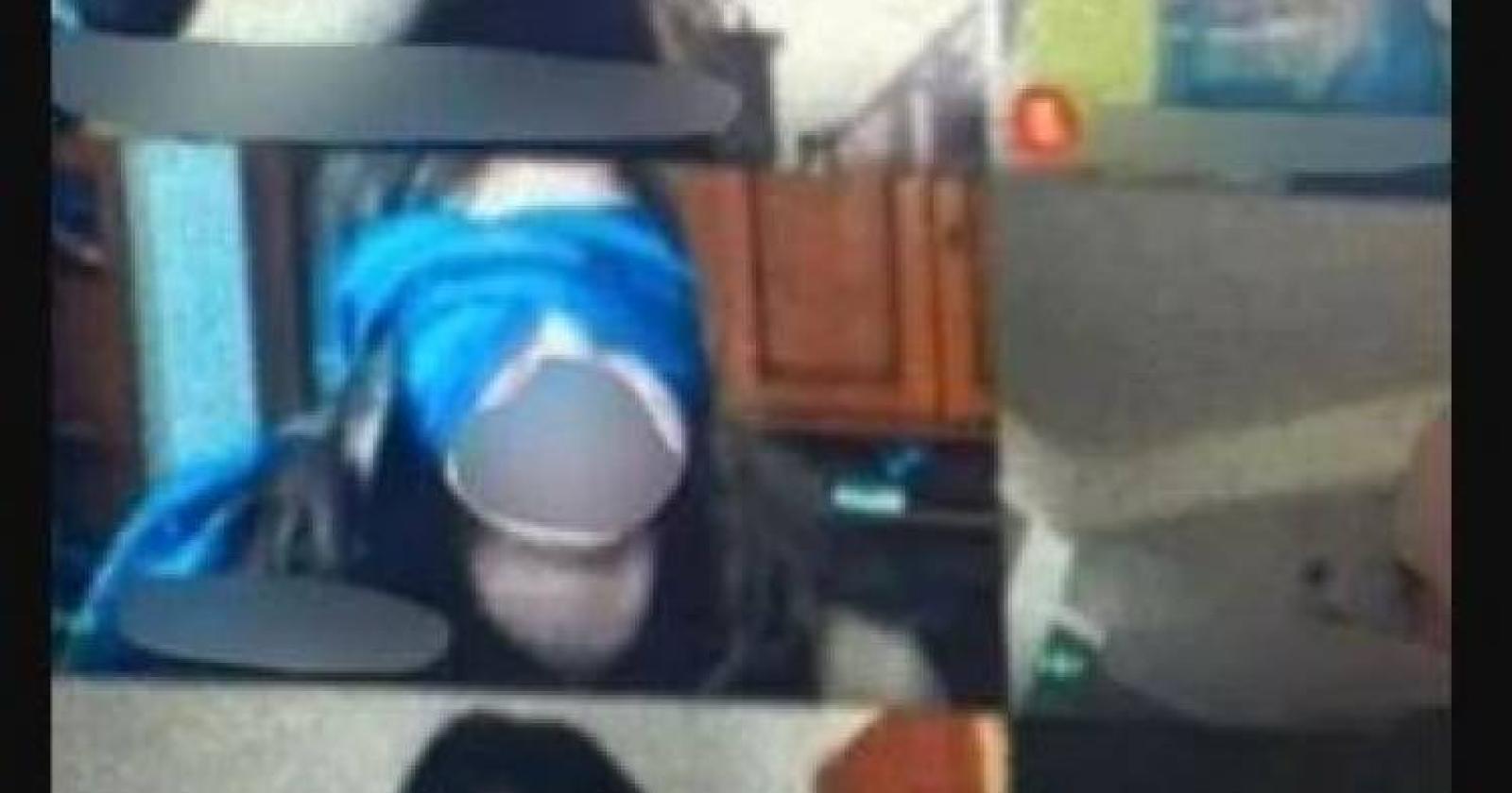Prof costringe l'allieva a bendarsi durante l'interrogazione