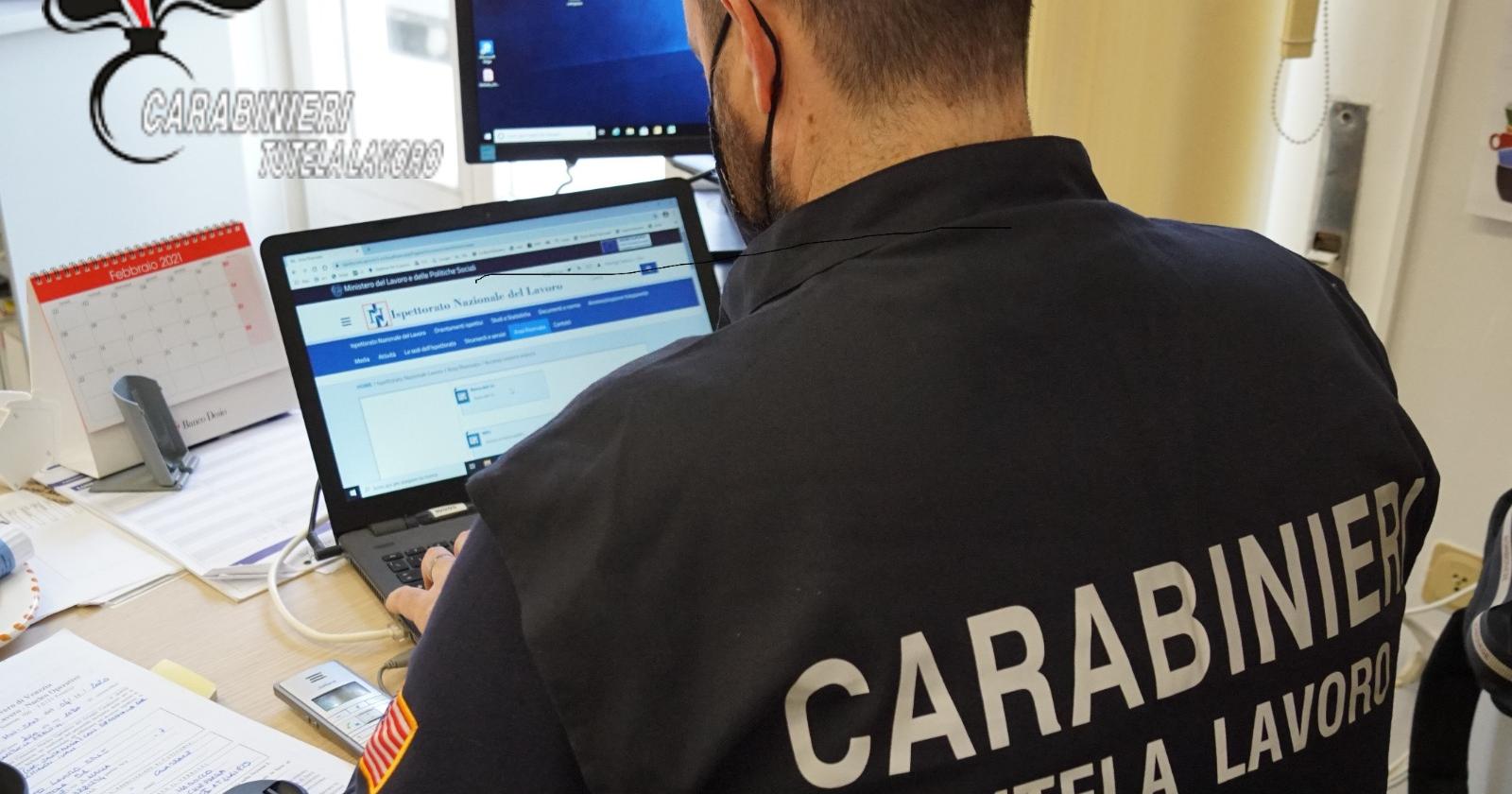 Centro massaggi aperto in zona arancione e lavoratori in nero