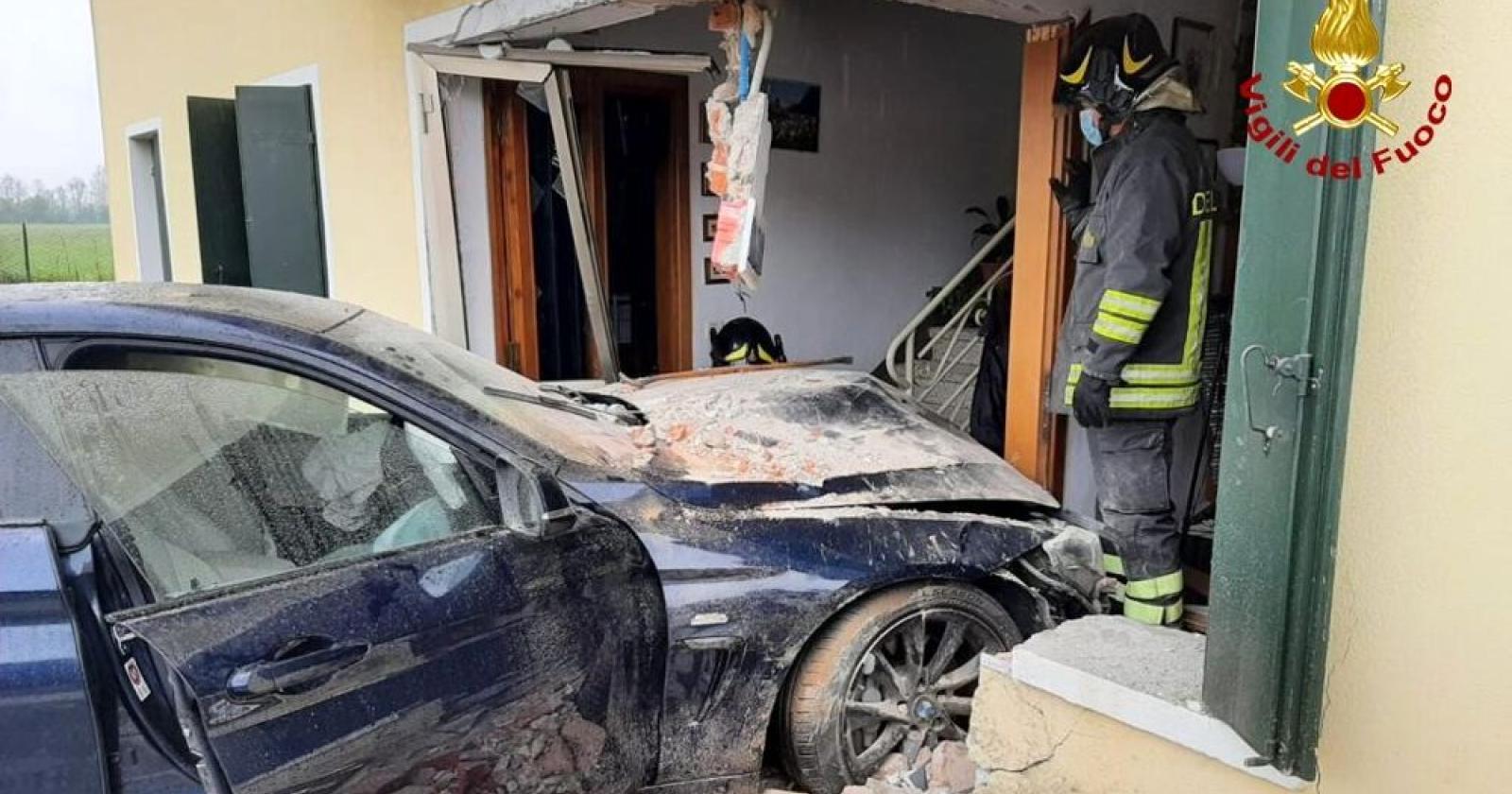 Auto vola fuori strada ed entra nel salotto di casa