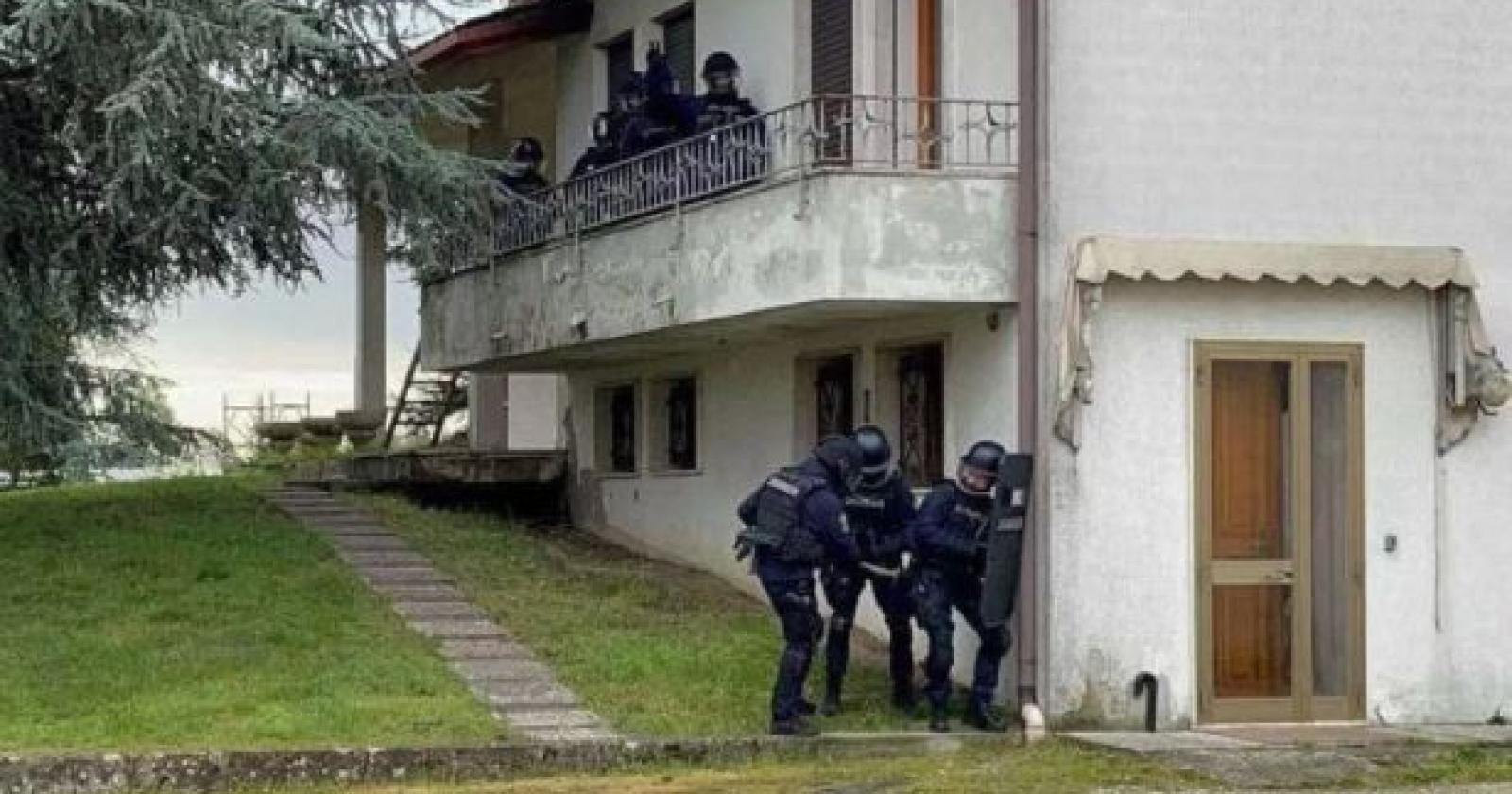 Si barrica con la madre in casa, blitz dei Carabinieri