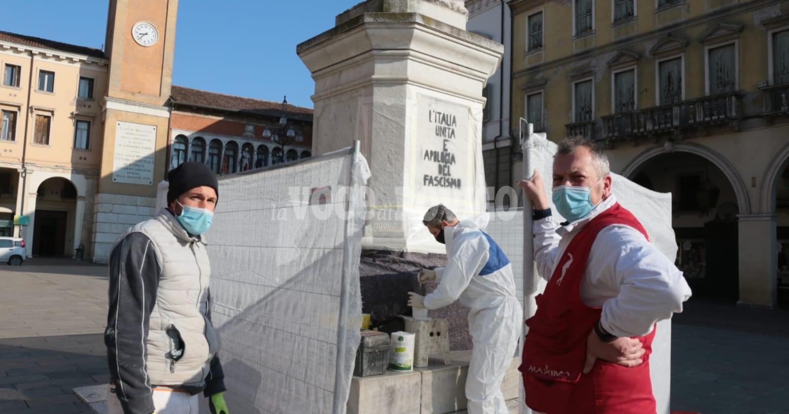 Cancellate le scritte sul monumento in piazza