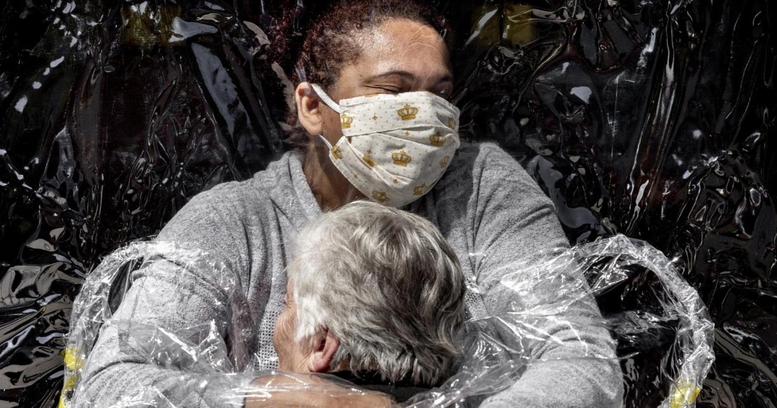 La foto dell'anno è l'abbraccio di un angelo