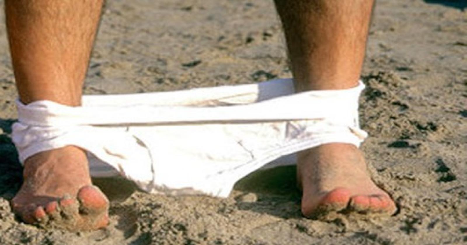 “Mamma e figlia molestate in spiaggia”