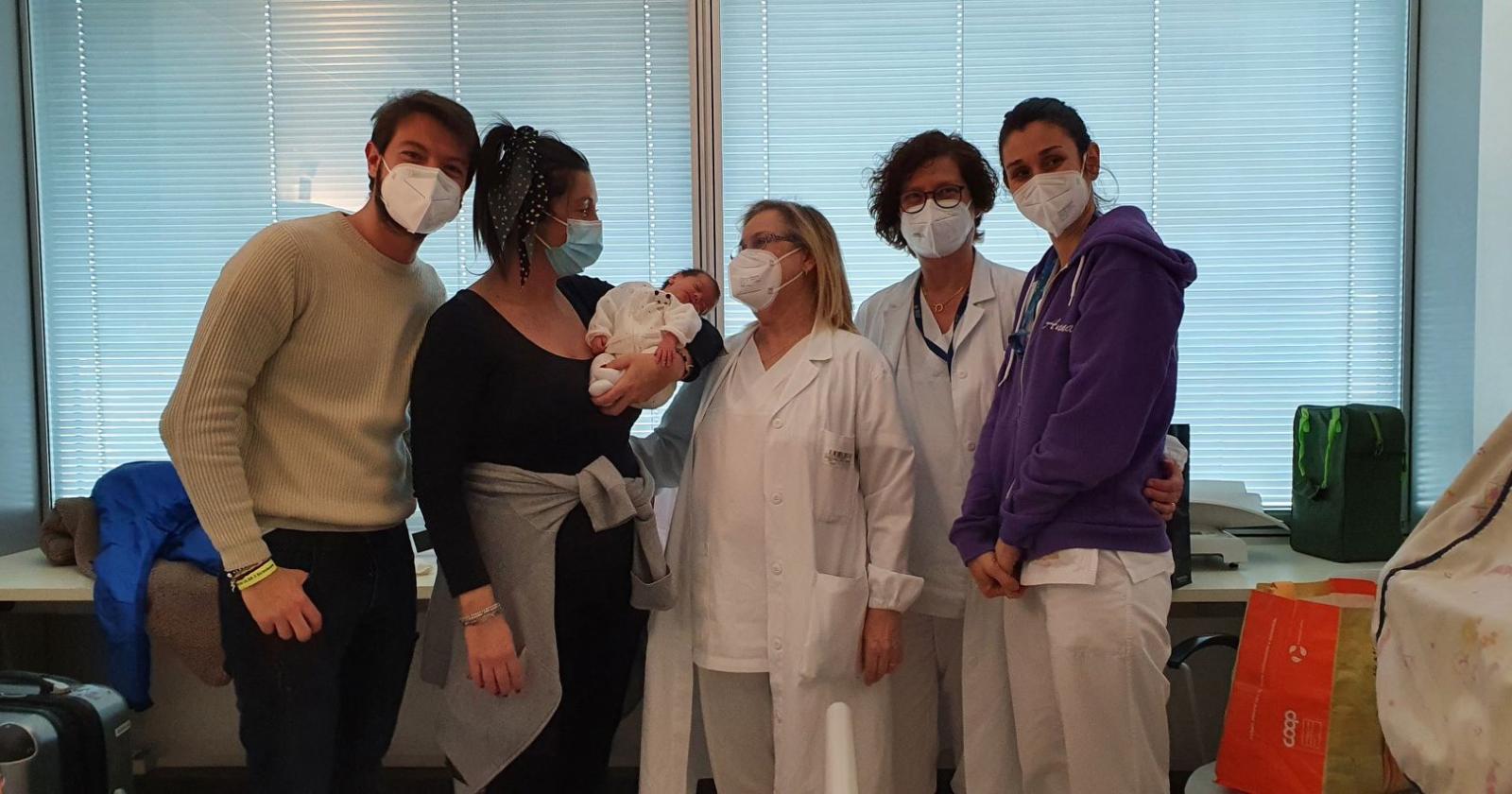 Mamma positiva partorisce in anticipo per salvare la figlia