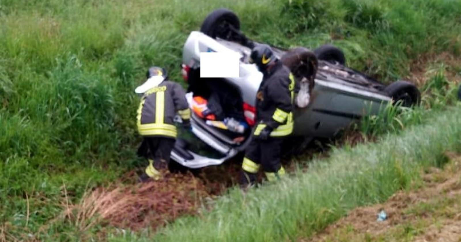 Pauroso volo fuori strada, la giovane sta bene