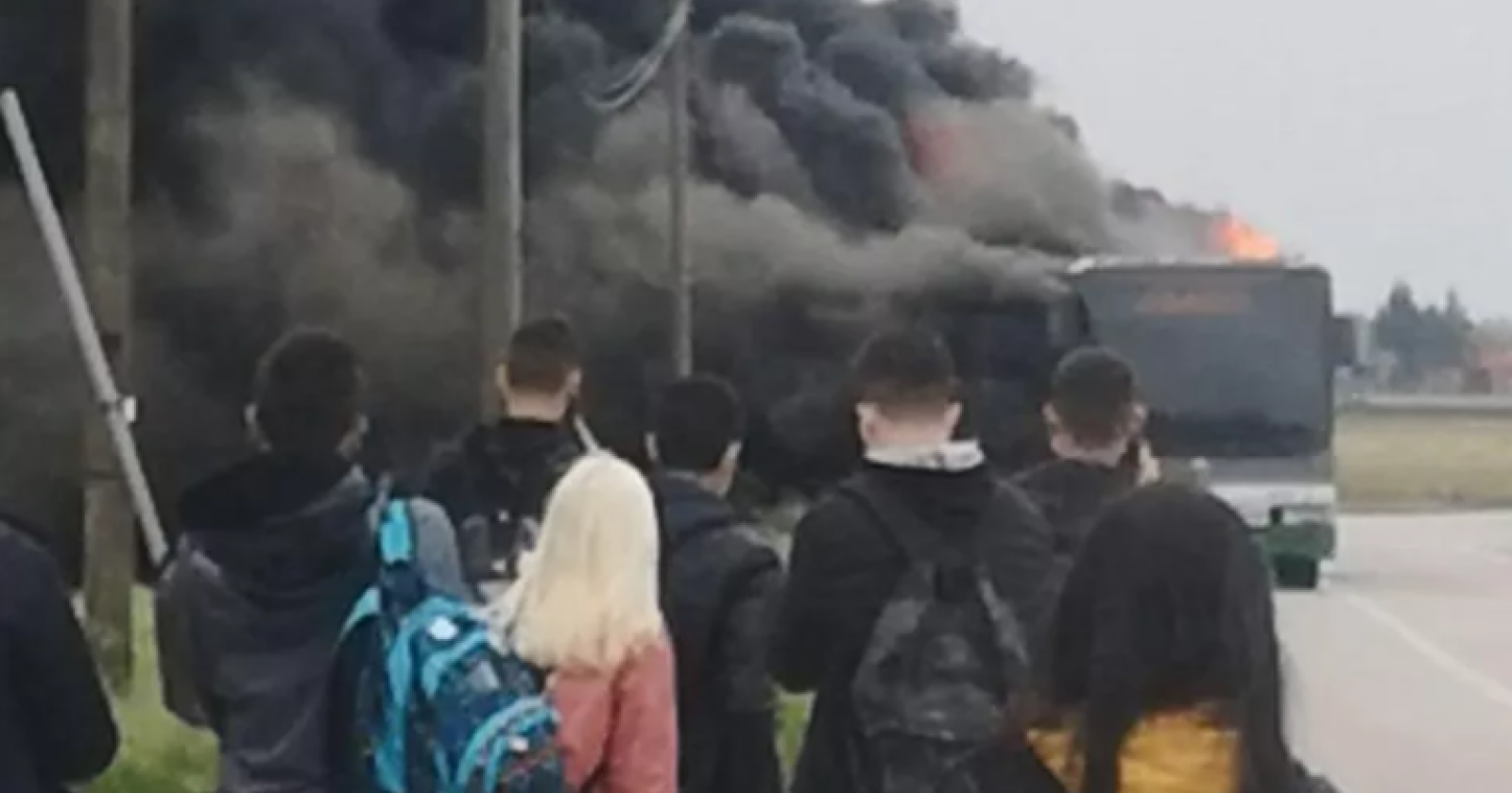 Bus in fiamme panico tra i passeggeri 