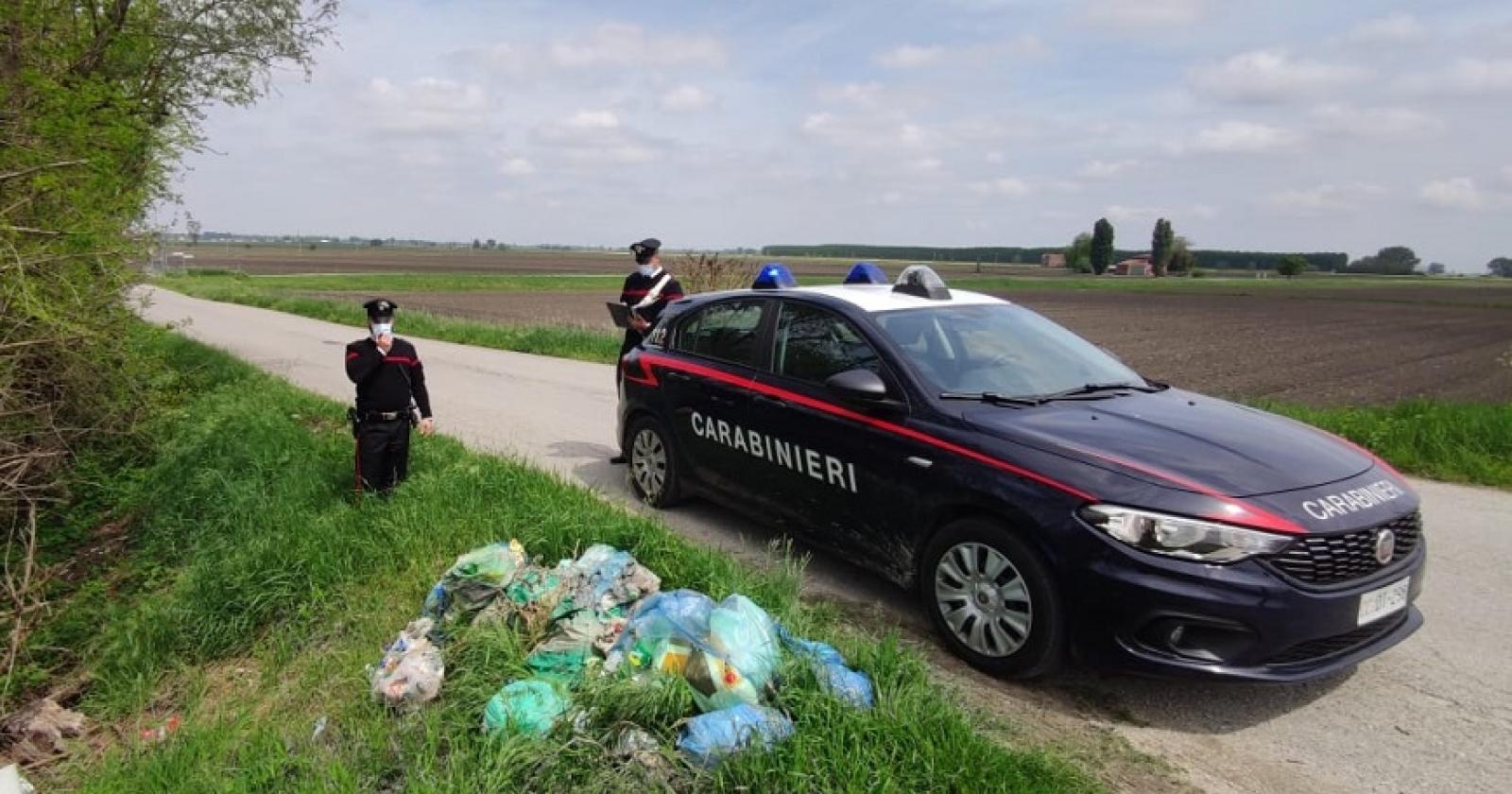 Preso mentre abbandona i rifiuti: glieli fanno raccogliere e lo multano