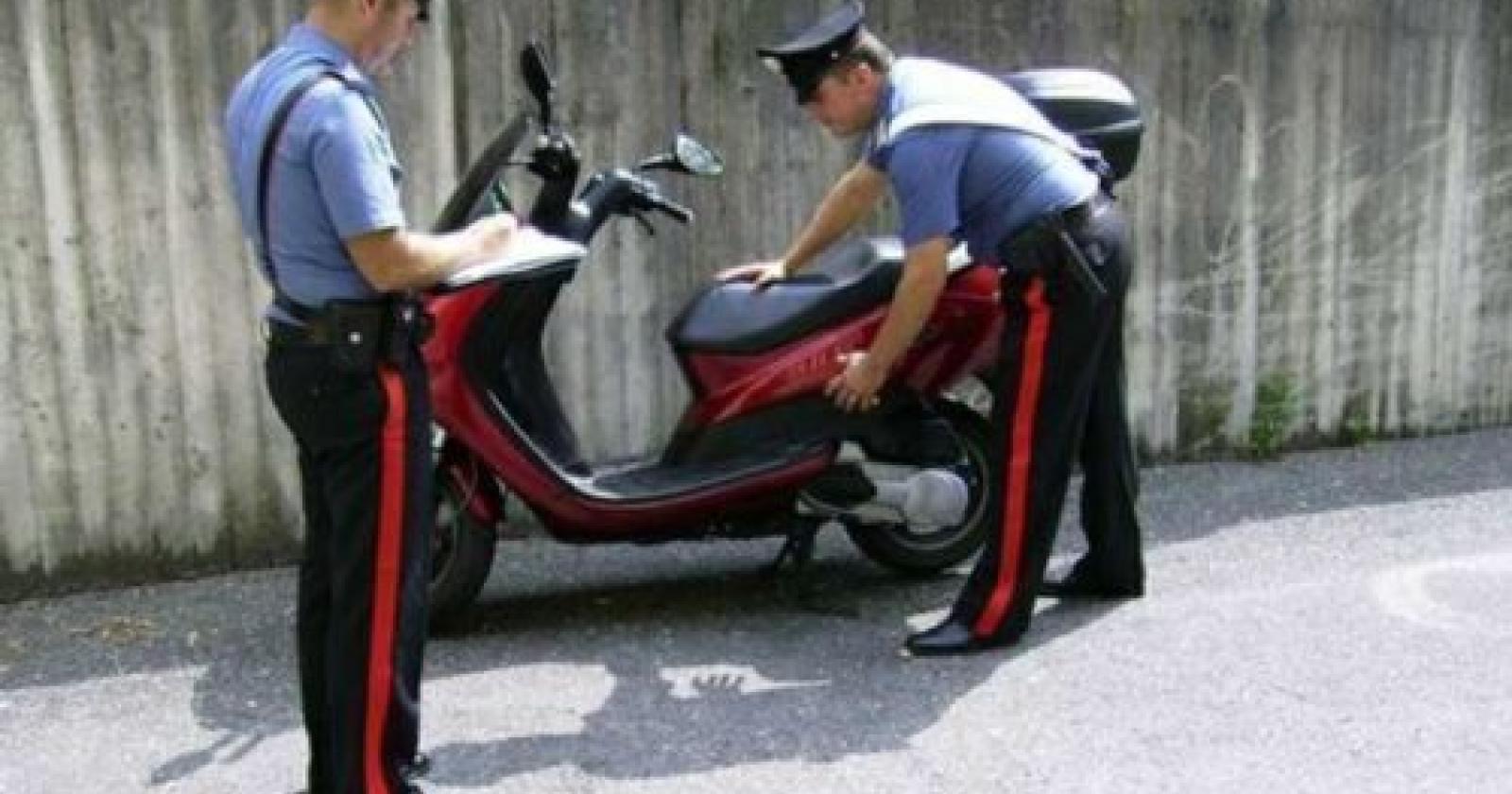 Sorpreso dal marito dell'amante, scappa a piedi e denuncia il furto del motorino