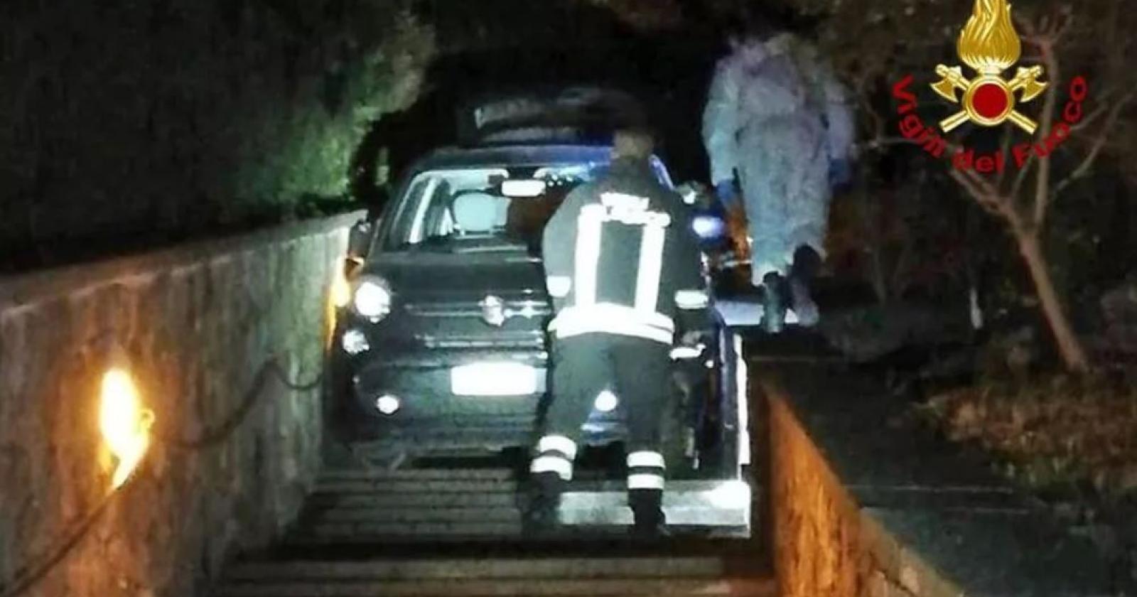 Incredibile: imbocca con l'auto una scalinata in discesa: salvata dai pompieri