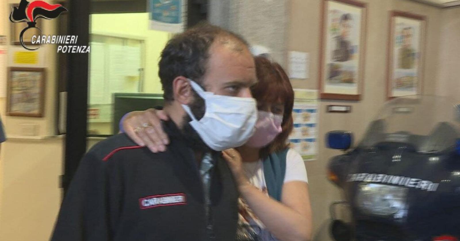 L'abbraccio della mamma con Marco, "vagava senza meta"