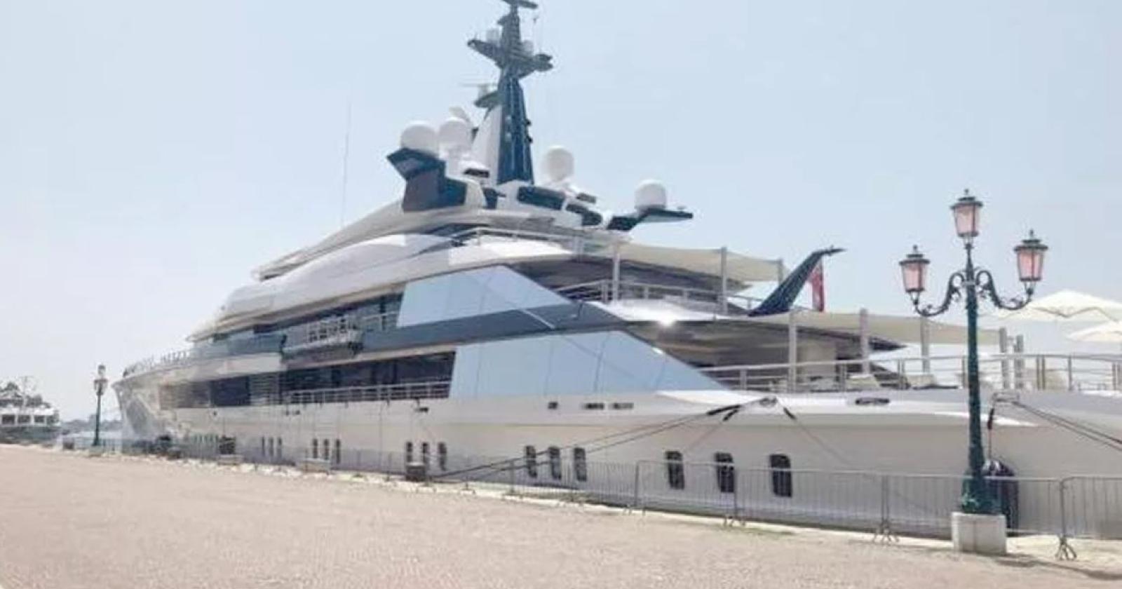 A Venezia arriva lo yacht più largo di Piazza San Marco