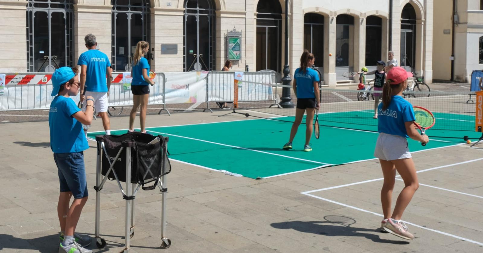 Il mini tennis spopola in piazza 