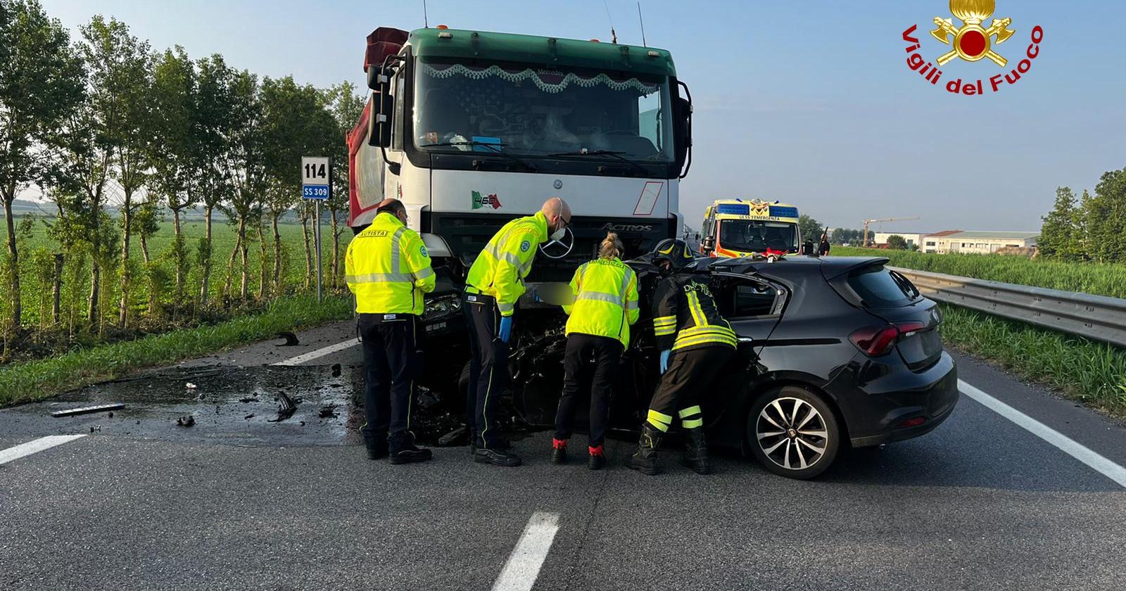 Muore a 25 anni contro il camion: Romea chiusa