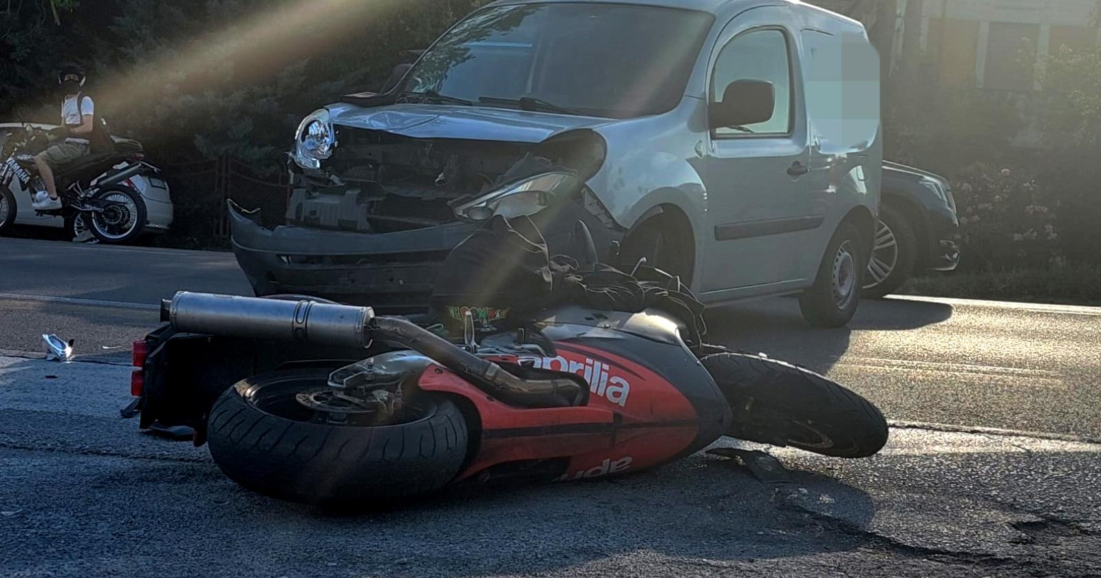 Paura all'incrocio, motociclista sbalzato