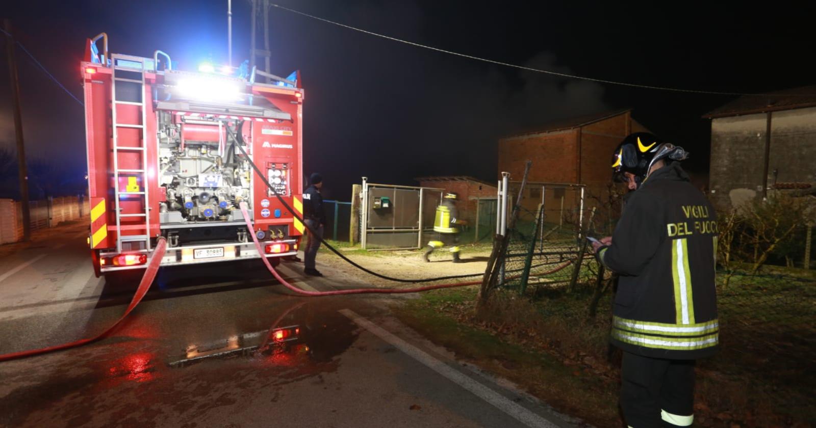 Fiamme in casa, salvi per miracolo