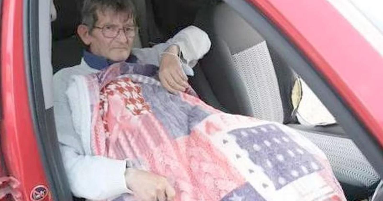  morto  tumore  senza tetto  vive automobile  due carrare  giancarlo carraro  