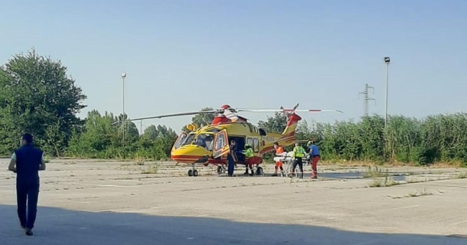 Donna incinta sviene al bar, arriva l'elisoccorso