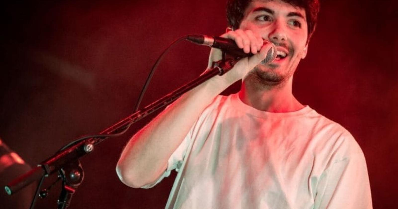 Il cantautore romano arriva in Polesine con &ldquo;Tante care cose&rdquo;