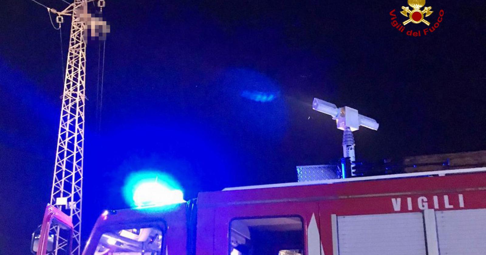 Sale su un traliccio, muore folgorato