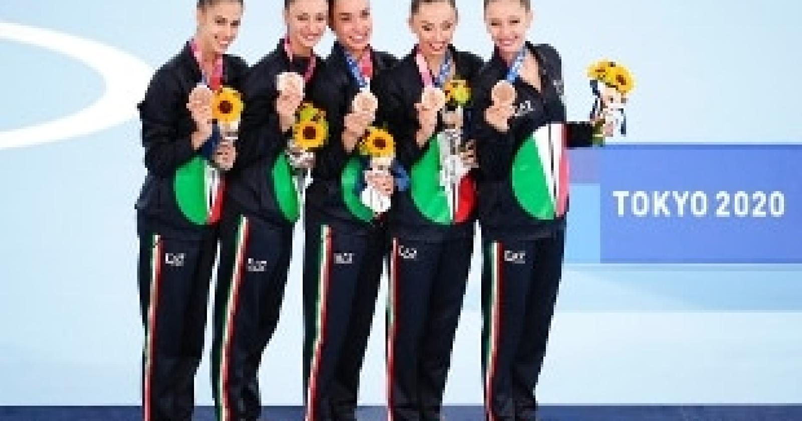 Farfalle azzurre sul podio. Alessia Murelli sul podio