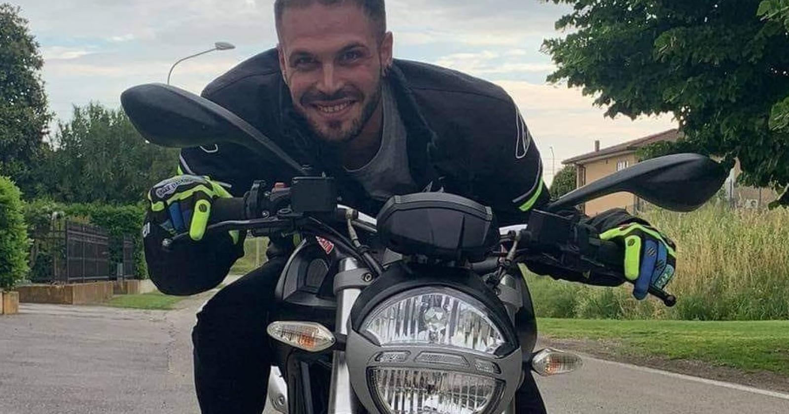 Si schianta in moto sui cartelli, muore a 25 anni