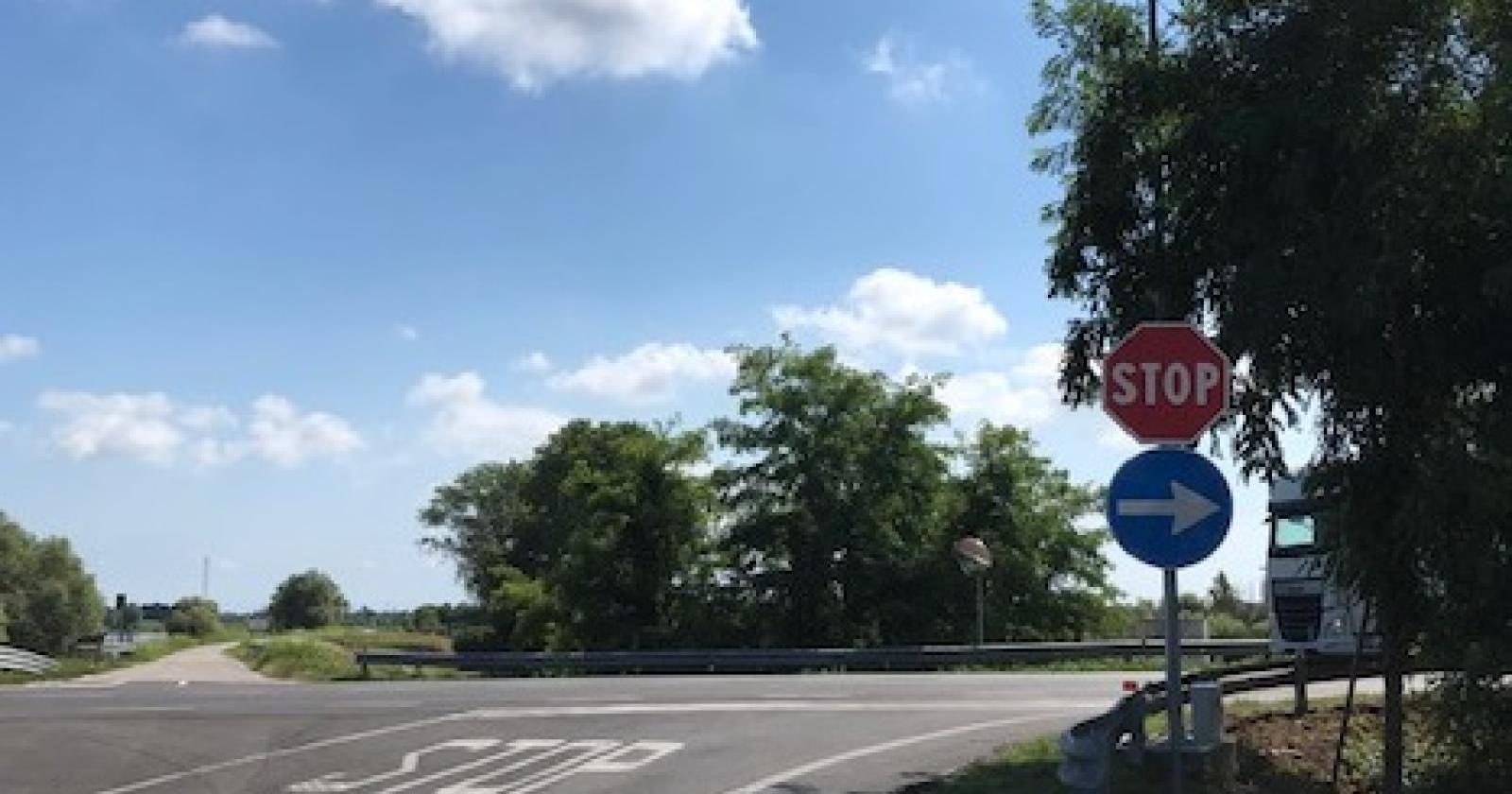 Non c'è pace per gli abitanti di via Adige, quel maledetto incrocio sulla Romea è ancora senza soluzione