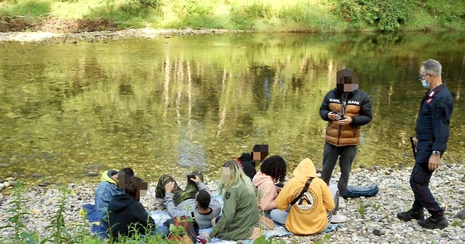 In barba alle norme sul covid, 54 giovani organizzano una festa abusiva in riva al fiume 