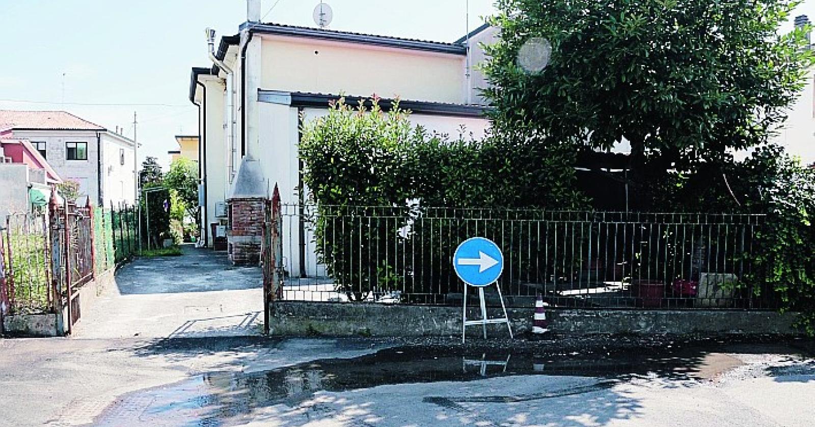 Via Rossini, tubo rotto “E’ così da settimane”