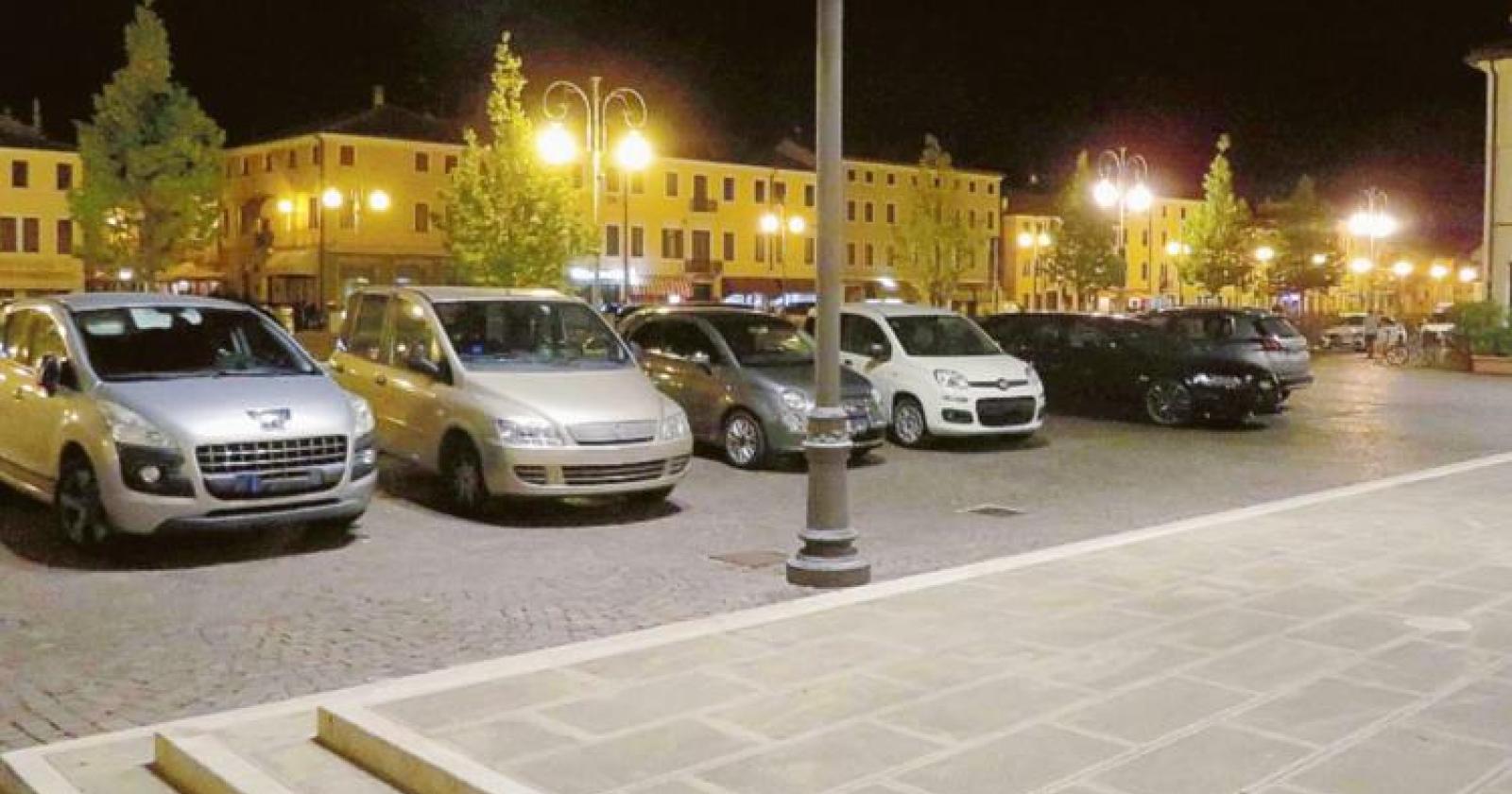 In piazza Cavour il parcheggio selvaggio è la regola