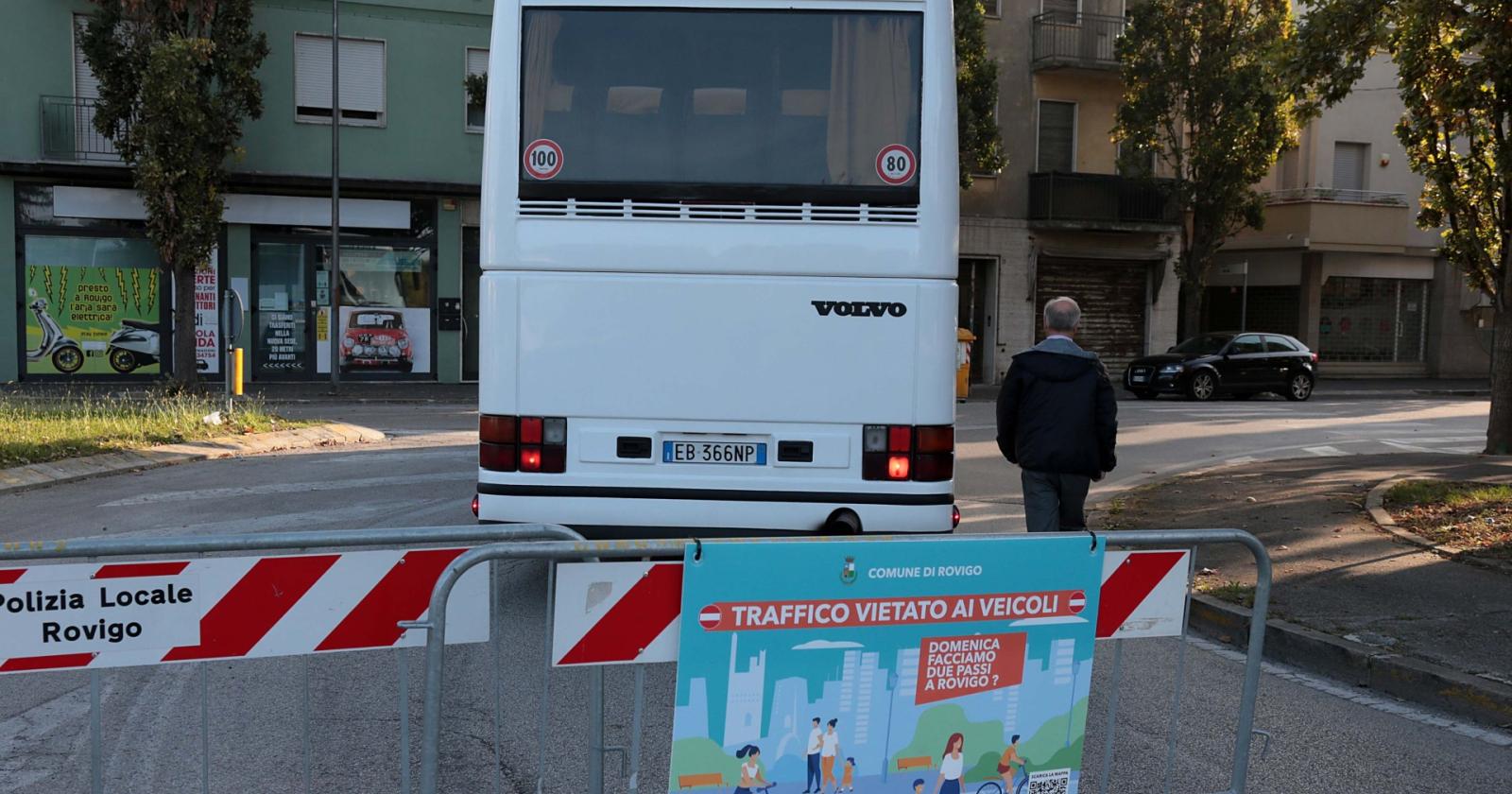 Stop alle auto, complice sole e cielo terso