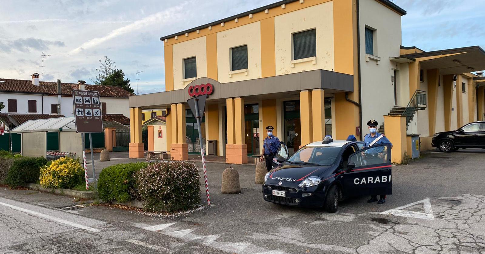 Vanno a fare la spesa e sottraggono un carrello intero pieno di generi alimentari