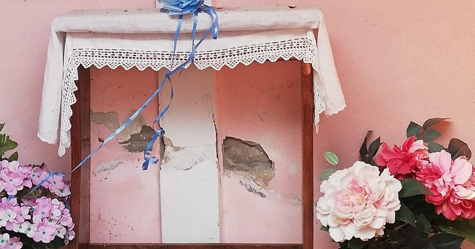 Vandali danneggiano l'altare e rubano la Madonna