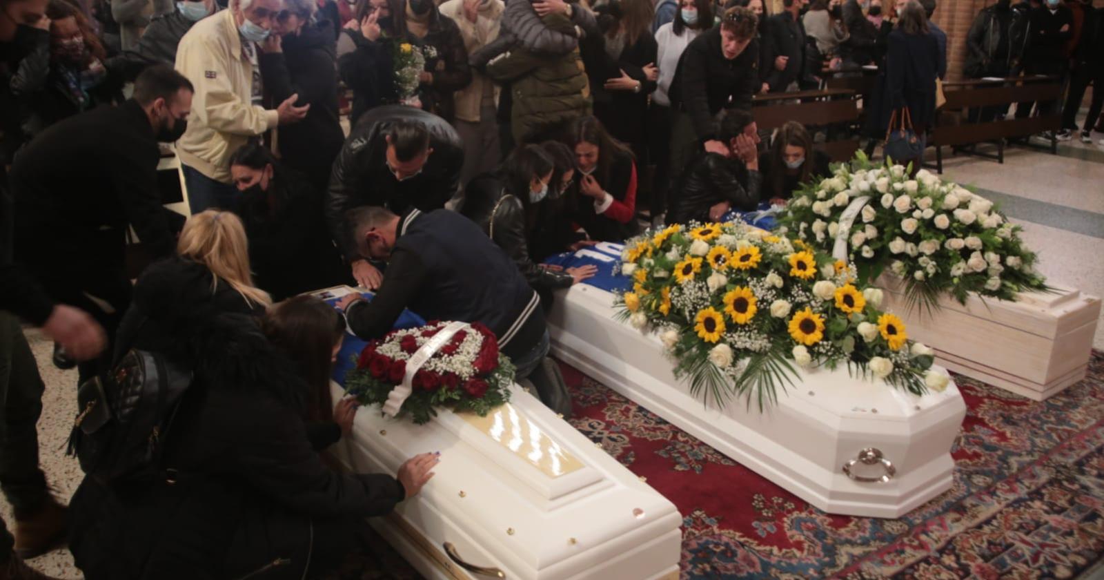 "Smarriti di fronte a questa tragedia, stiamo vicini ai giovani che piango la morte dei loro amici"