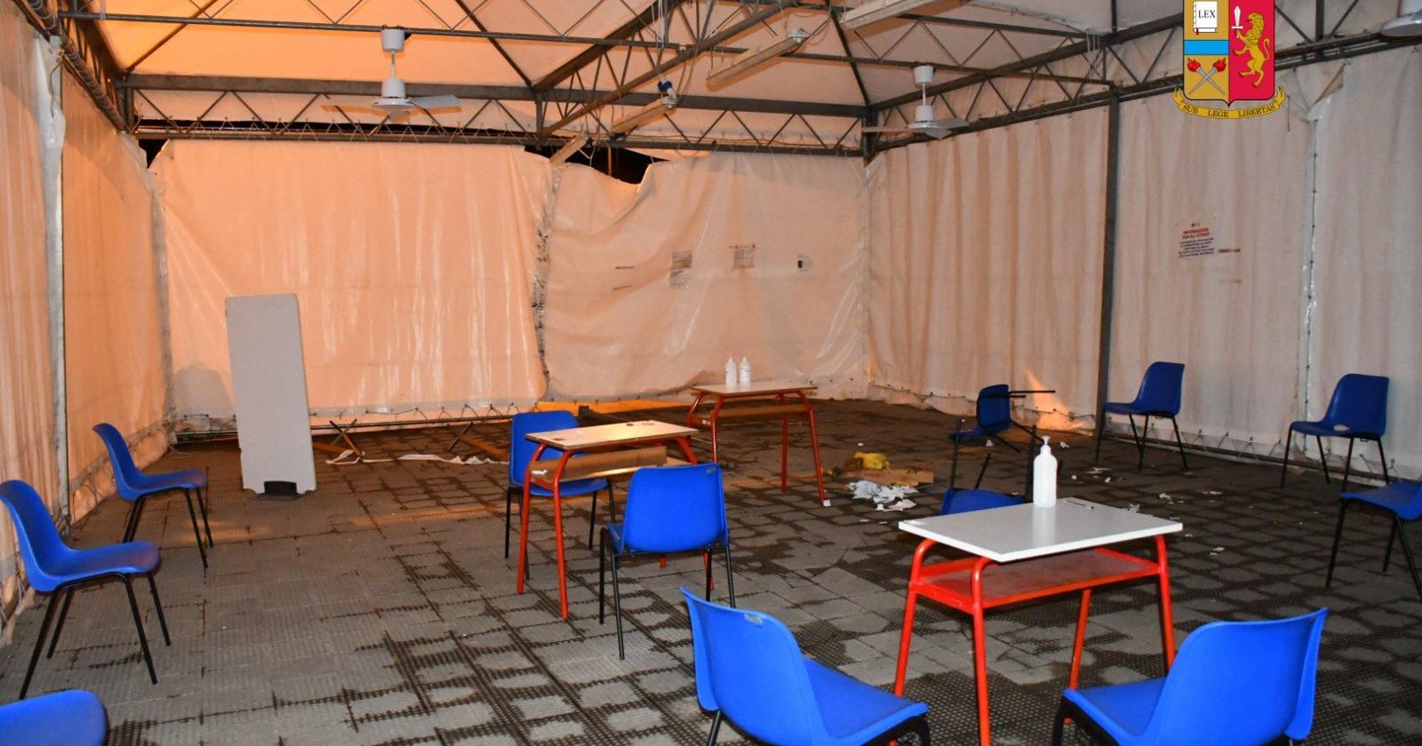 Preso di mira il centro vaccinale, vandali all'attacco 